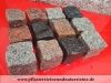 Rustikale Granit-Pflastersteine 7/9cm (gesägt-gespalten), MIX von bunten (rot, schwarz, grau, gelblig) Pflastersteinen aus schwedischem und polnischem Granit, Granit-Würfel, Natursteinpflaster, Pflastersteine aus Polen und Schweden, Pflastersteine direkt vom Hersteller... Auf dem Foto befinden sich nasse Steine, deswegen ist die Farbintensität unterschiedlich