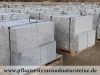 Granit-Mauersteine / Naturstein-Mauer / Granit-Mauer (grau, Mittelkorn). Zwei Flächen - gespalten, vier Flächen – gesägt (Granit-Mauersteine aus Polen), Mauersteine für eine Natursteinmauer, Polengranit / Wasserbausteine