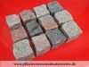 SKANDINAVISCH-POLNISCHE PFLASTERSTEINE -MISCHUNG - Eine BUNTE Mischung von Pflastersteinen 7/9 cm aus skandinavischen Natursteinen (roter Bohus, grauer Bohus, roter Vanga, roter Tranas, schwarzer Schwede, Scandia) und einen polnischen, grauen Granit. Dieser Mix von Granit-Pflastersteinen besteht aus Würfel, die teilweise gesägt, gespalten und manchmal geflammt sind. Auf dem Foto befinden sich trockene Steine, deswegen ist die Farbintensität unterschiedlich. Ein sehr attraktiver Preis…Bunte Pflastersteine aus Natursteinen