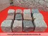 SKANDINAVISCH-POLNISCHE PFLASTERSTEINE -MISCHUNG - Eine BUNTE Mischung von Pflastersteinen 7/9 cm aus skandinavischen Natursteinen (roter Bohus, grauer Bohus, roter Vanga, roter Tranas, schwarzer Schwede, Scandia) und einen polnischen, grauen Granit. Dieser Mix von Granit-Pflastersteinen besteht aus Würfel, die teilweise gesägt, gespalten und manchmal geflammt sind. Auf dem Foto befinden sich trockene Steine, deswegen ist die Farbintensität unterschiedlich. Ein sehr attraktiver Preis…Bunte Pflastersteine aus Natursteinen