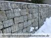 Gabionenstützmauer, Naturstein-Gabionenmauer / Naturstein-Mauer / Granit-Mauer (eine Mauer aus dem Naturstein - diesmal grau-gelbe große Pflastersteine aus frostbeständigem Granit)