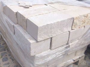 Sandstein-Mauersteine, Köpfe und Lagerflächen - gesägt, vordere und hintere Sichtseiten - gespalten